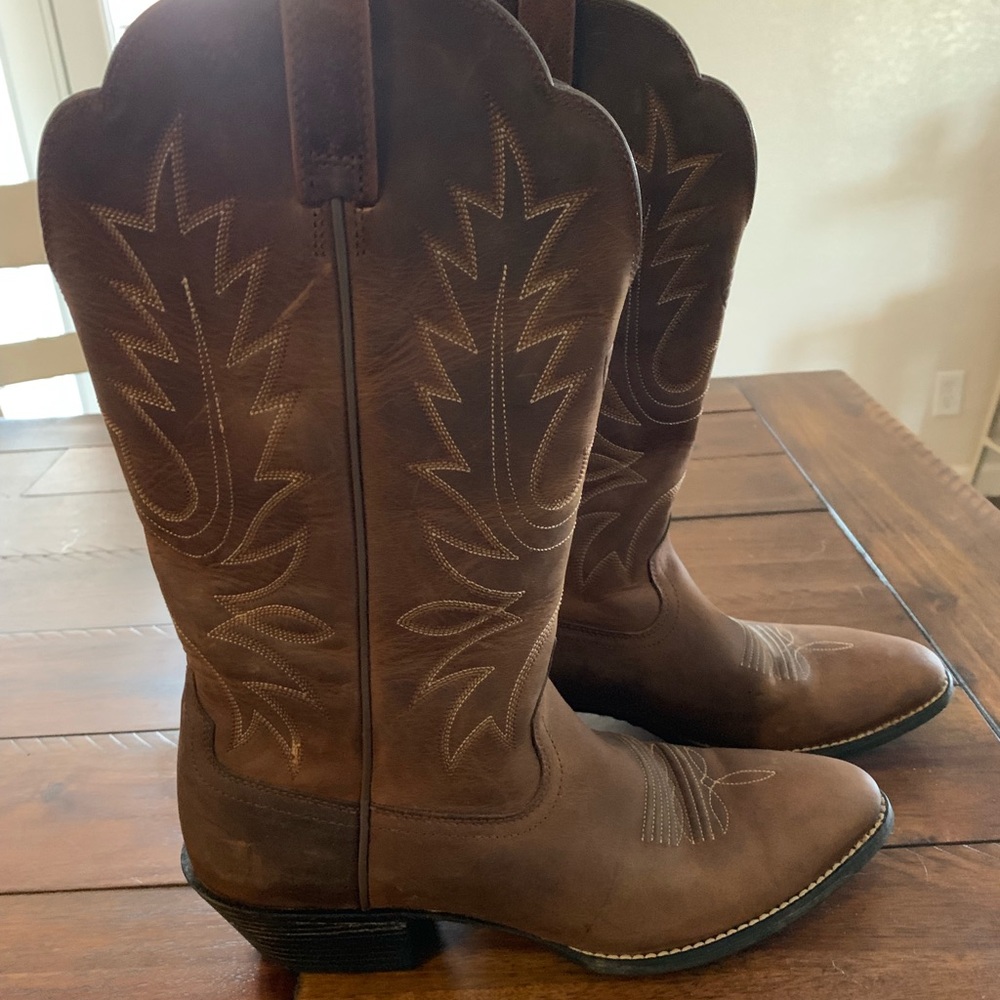 Beautiful Ariat Heritge Cowgirl boots